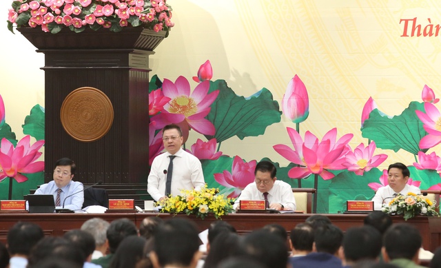 Tổng Biên tập Báo Nhân dân, Chủ tịch Hội Nhà báo Việt Nam Lê Quốc Minh (đứng) phát biểu tại Hội nghị - Ảnh: VGP/Mạnh Hùng.