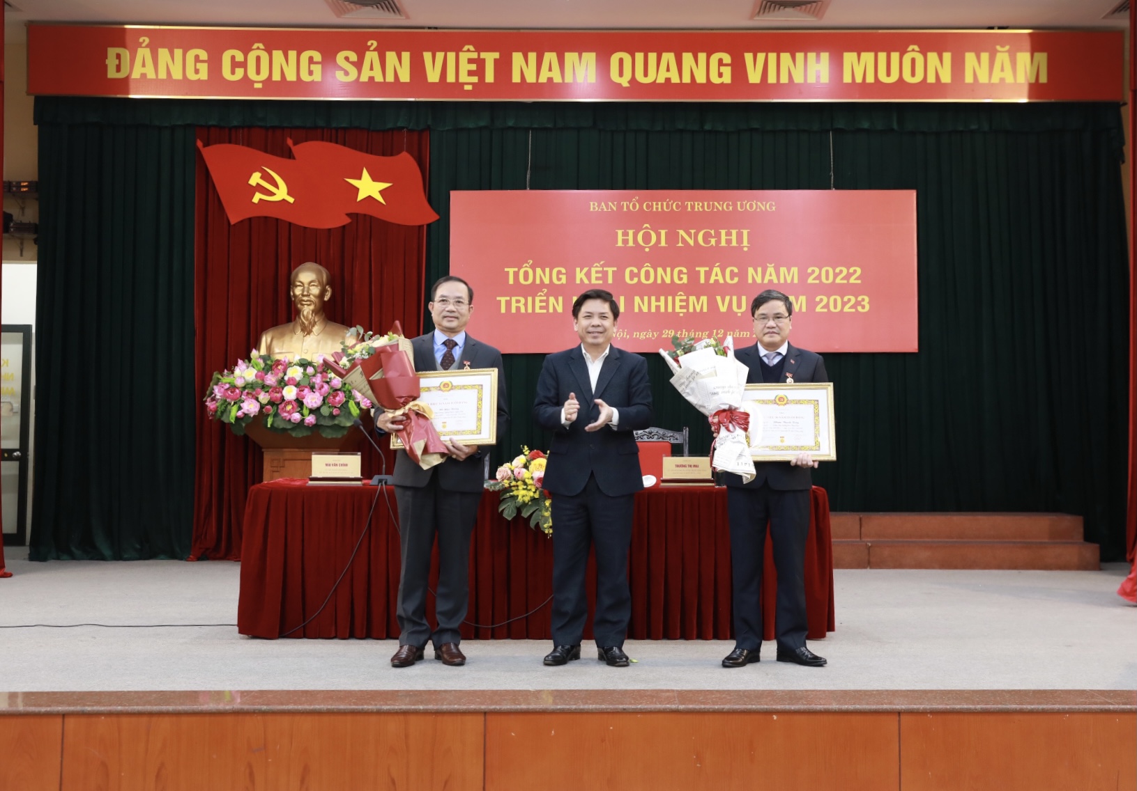 Đồng chí Nguyễn Văn Thể trao tặng Huy hiệu 30 năm tuổi Đảng cho 2 đảng viên của Đảng bộ cơ quan Ban Tổ chức Trung ương.
