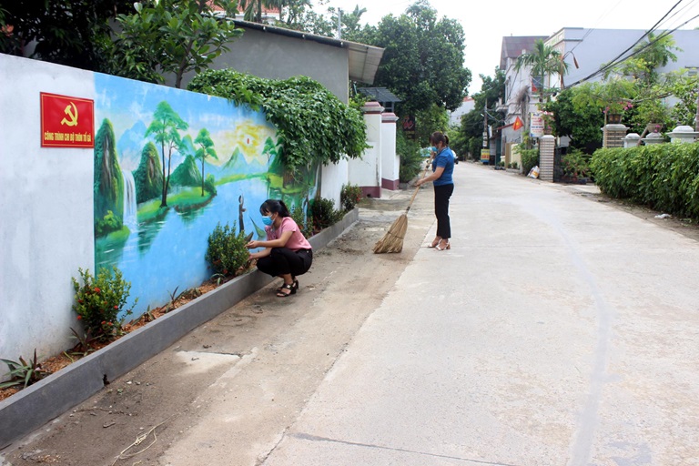 Người dân xã Cao Phong (Sông Lô, Vĩnh Phúc) chung sức, đồng lòng xây dựng những tuyến đường làng, ngõ xóm sáng - xanh - sạch - đẹp. Ảnh: Trường Khanh