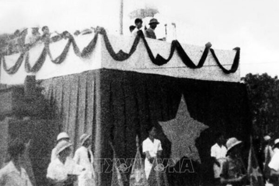 Bác Hồ đọc Bản Tuyên ngôn độc lập tại Quảng trường Ba Đình ngày 2-9-1945 (Ảnh tư liệu)