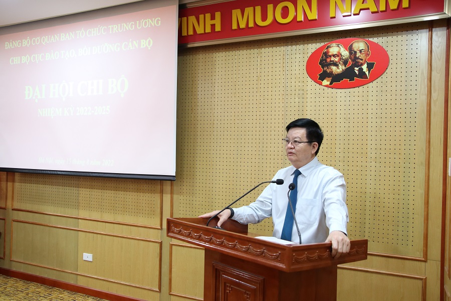 Đồng chí Mai Văn Chính phát biểu ý kiến tại Đại hội