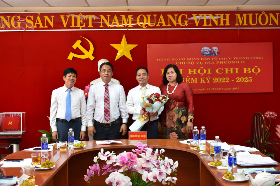 Phó Bí thư Đảng ủy cơ quan Ban Tổ chức Trung ương Phan Thăng An tặng hoa chúc mừng Chi ủy Chi bộ Vụ Địa phương II nhiệm kỳ mới