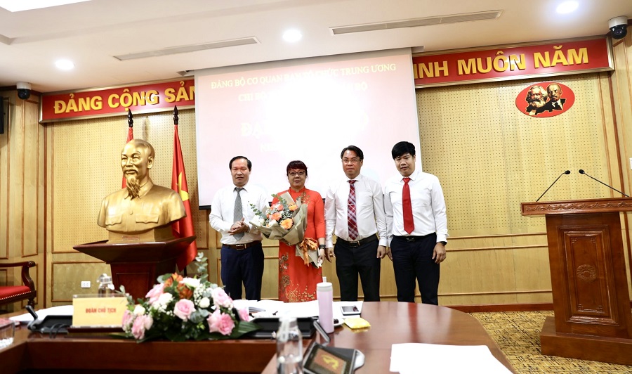 Đồng chí Phan Thăng An tặng hoa Chi ủy Chi bộ Vụ Chính sách cán bộ nhiệm kỳ 2022-2025.