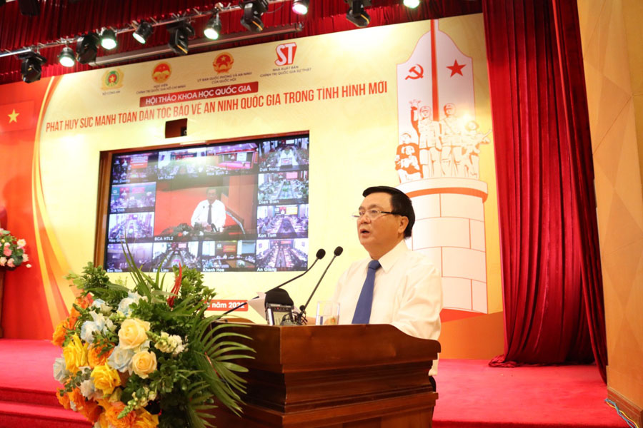 Đồng chí Nguyễn Xuân Thắng, Uỷ viên Bộ Chính trị, Chủ tịch Hội đồng Lý luận Trung ương, Giám đốc Học viện Chính trị quốc gia Hồ Chí Minh phát biểu tại Hội thảo