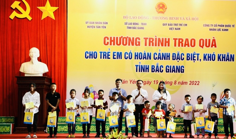 Đại diện nhà tài trợ - Công ty CP Quốc tế nhân lực xanh trao học bổng và quà cho trẻ em tỉnh Bắc Giang