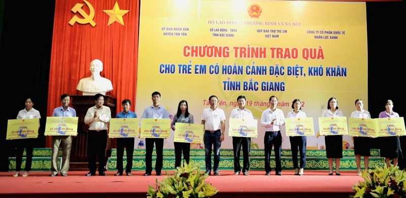 Ông Hoàng Văn Tiến, Giám đốc Quỹ BTTEVN và ông Lưu Văn Nghị, Chủ tịch HĐQT Công ty CP Quốc tế nhân lực xanh trao biển tài trợ tượng trưng cho các huyện của tỉnh Bắc Giang