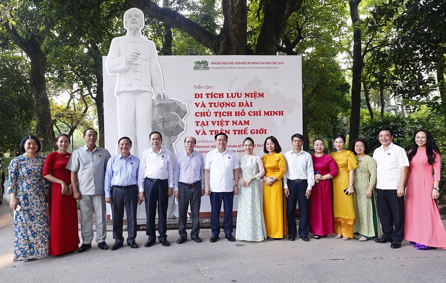 Chủ tịch Quốc hội Vương Đình Huệ và các đại biểu chụp ảnh lưu niệm tại Khu Di tích Chủ tịch Hồ Chí Minh ở Phủ Chủ tịch.