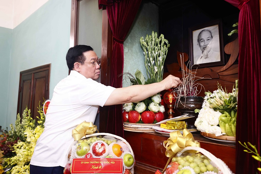 Chủ tịch Quốc hội Vương Đình Huệ dâng hương tưởng nhớ Chủ tịch Hồ Chí Minh tại Nhà 67.
