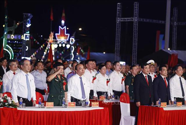 Chủ tịch nước Nguyễn Xuân Phúc và các đại biểu thực hiện nghi thức chào cờ. Ảnh: TTXVN.