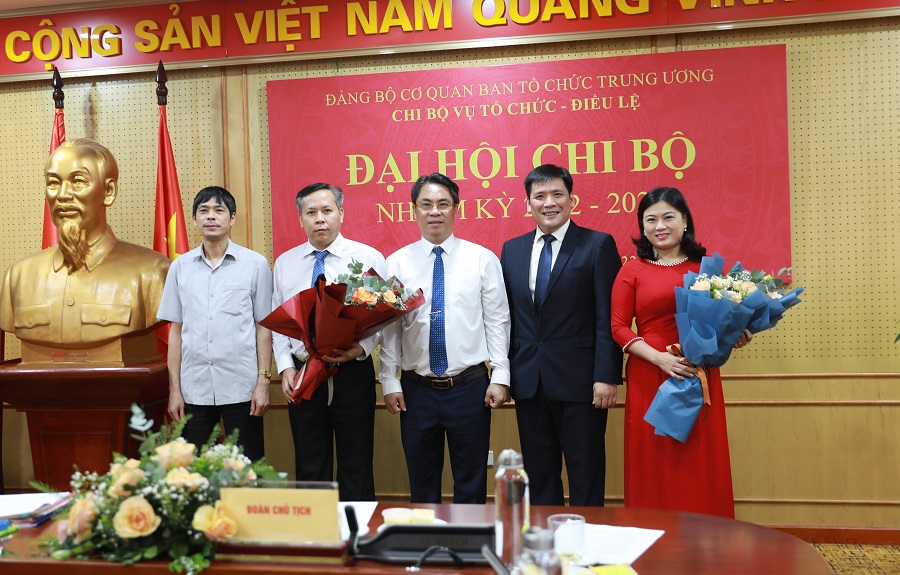 Đồng chí Phan Thăng An, Phó Bí thư Đảng uỷ cơ quan tặng hoa chúc mừng Đại hội Chi bộ Vụ Tổ chức - Điều lệ thành công tốt đẹp.