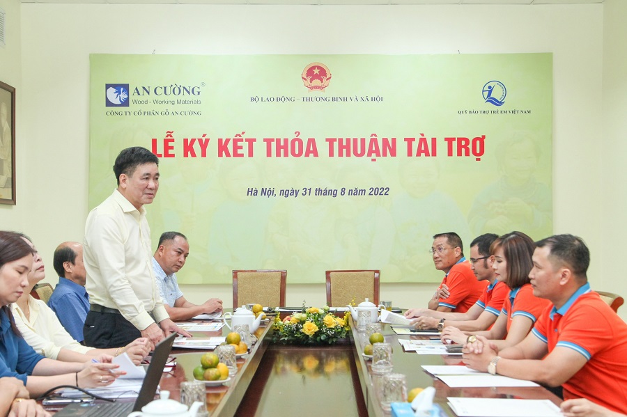 Ông Hoàng Văn Tiến - Giám đốc Quỹ Bảo trợ trẻ em Việt Nam phát biểu tại Lễ ký kết.