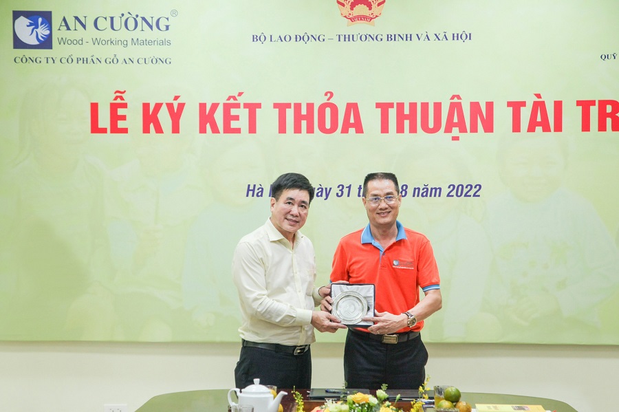 Quỹ Bảo trợ trẻ em Việt Nam tặng quà lưu niệm cho Công ty Gỗ An Cường.