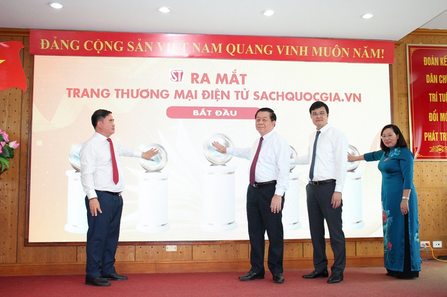 Các đại biểu thực hiện nghi thức ra mắt Trang thương mại điện tử sachquocgia.vn.