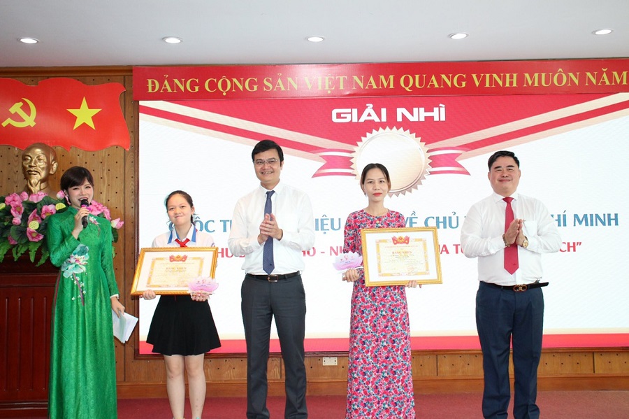 Đồng chí Bùi Quang Huy và đồng chí Phạm Minh Tuấn trao giải cho các tác giả đoạt giải Nhì.