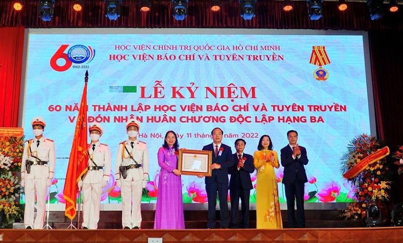 Phó Chủ tịch nước Võ Thị Ánh Xuân gắn Huân chương Độc lập hạng Ba lên lá cờ truyền thống của Học viện.