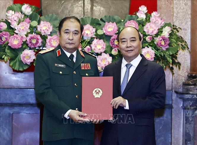Chủ tịch nước Nguyễn Xuân Phúc trao quyết định thăng quân hàm cho đồng