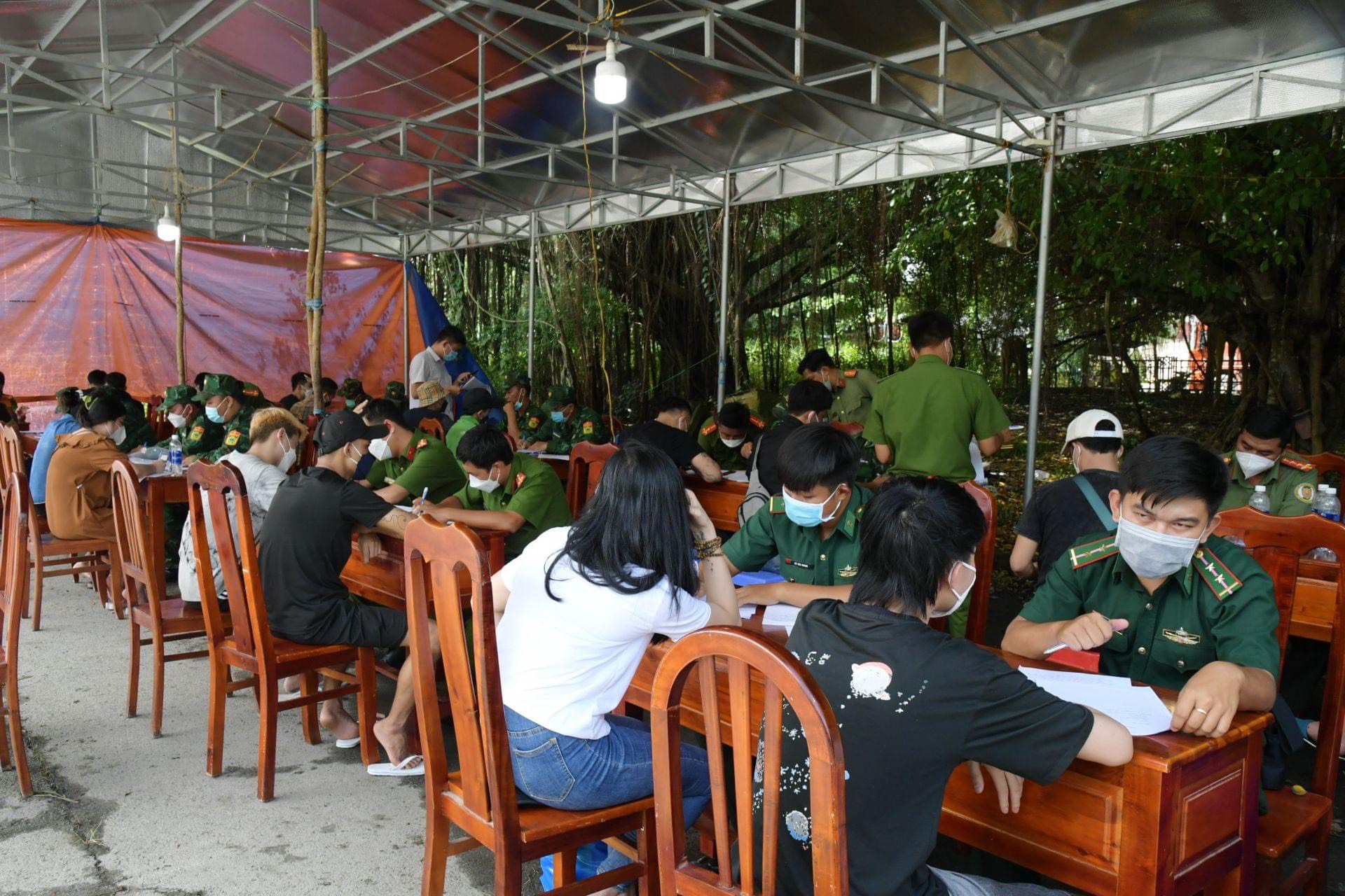 Các công dân Việt Nam trở về được hướng dẫn vào khu vực làm thủ tục trước khi trở về địa phương.