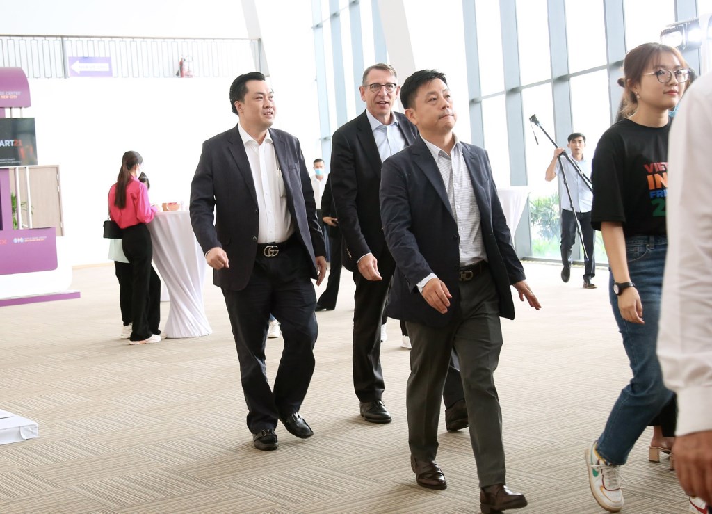 Đại biểu tham quan không gian khu giao lưu văn hóa tại Trung tâm triển lãm quốc tế WTC EXPO