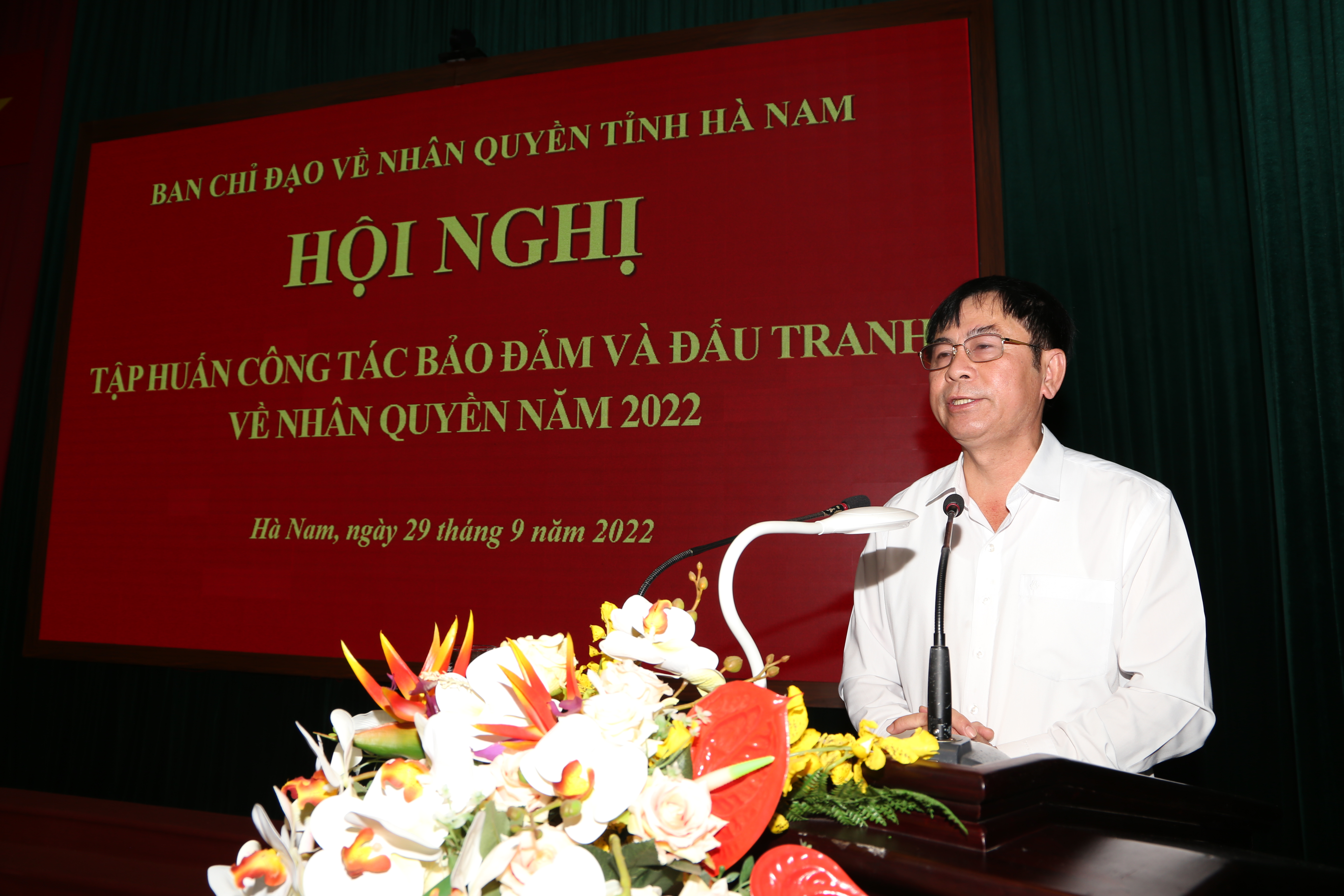 Đồng chí Nguyễn Văn Kỷ thông tin chuyên đề tại Hội nghị