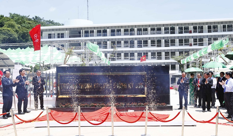 Chủ tịch Quốc hội Vương Đình Huệ và đoàn đại biểu thực hiện nghị thức kéo băng khánh thành bàn giao công trình Trường THPT Kỳ Sơn.