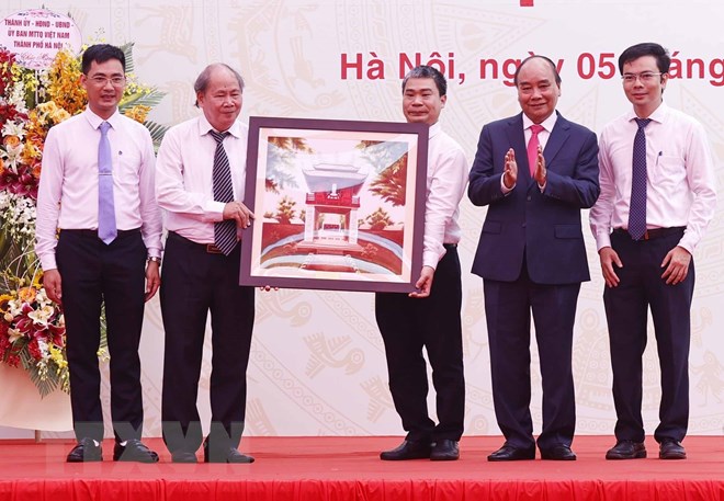 Chủ tịch nước Nguyễn Xuân Phúc tặng quà lưu niệm cho Trường THPT Chuyên Khoa học Tự nhiên.
