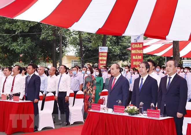 Chủ tịch nước Nguyễn Xuân Phúc cùng các thầy cô giáo và học sinh Trường THPT Chuyên Khoa học Tự nhiên thực hiện nghi thức chào cờ.