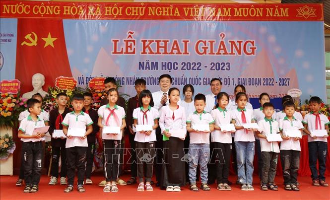Lãnh đạo tỉnh Hòa Bình trao 20 suất quà cho học sinh nghèo vượt khó của trường Phổ thông Dân tộc bán trú Tiểu học và THCS Thung Nai.