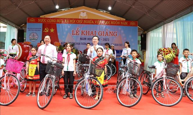 Đồng chí Võ Văn Thưởng cùng Bí thư Tỉnh Ủy Hòa Bình Nguyễn Phi Long trao tặng 30 chiếc xe đạp cho học sinh nghèo vượt khó của trường Phổ thông Dân tộc bán trú Tiểu học và THCS Thung Nai.