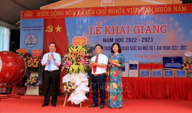 Đồng chí Võ Văn Thưởng tặng hoa chúc mừng trường Phổ thông Dân tộc bán trú Tiểu học và THCS Thung Nai.