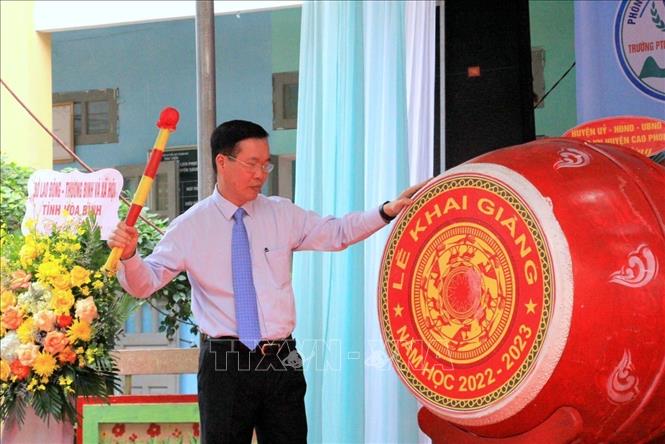 Đồng chí Võ Văn Thưởng đánh trống Khai trường bắt đầu năm học mới tại trường Phổ thông dân tộc bán trú Tiểu học và THCS Thung Nai.