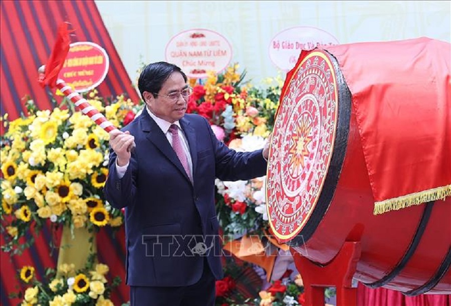 Thủ tướng Phạm Minh Chính đánh trống khai giảng năm học mới