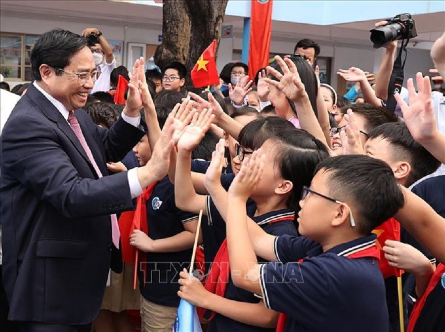 Thủ tướng Phạm Minh Chính cùng các cháu học sinh trường Tiểu học Đoàn Thị Điểm