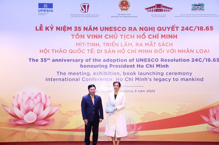 Đồng chí Phạm Bình Minh tặng sách Tổng Giám đốc Tổ chức UNESCO Audrey Azoulay
