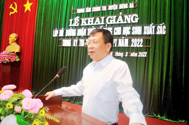 Bí thư Huyện ủy Hưng Hà Trần Hữu Nam phát biểu tại lễ khai mạc lớp bồi dưỡng nhận thức về Đảng cho 187 học sinh xuất sắc trong kỳ thi tốt nghiệp THPT năm 2022.