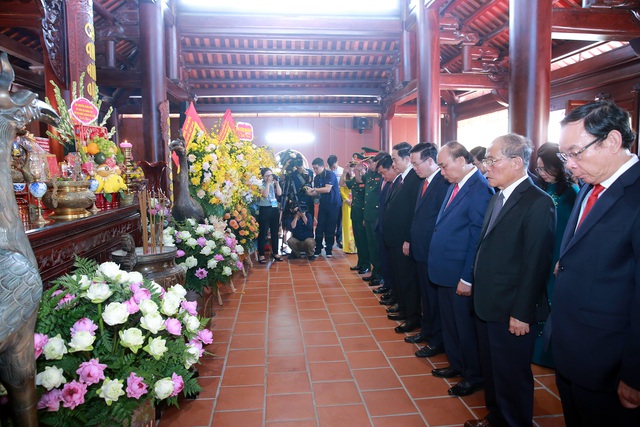 Các đồng chí lãnh đạo, nguyên lãnh đạo Đảng, Nhà nước tưởng nhớ Tổng Bí thư Lê Hồng Phong tại Nhà tưởng niệm Tổng Bí thư Lê Hồng Phong - Ảnh: VGP/Đình Nam.