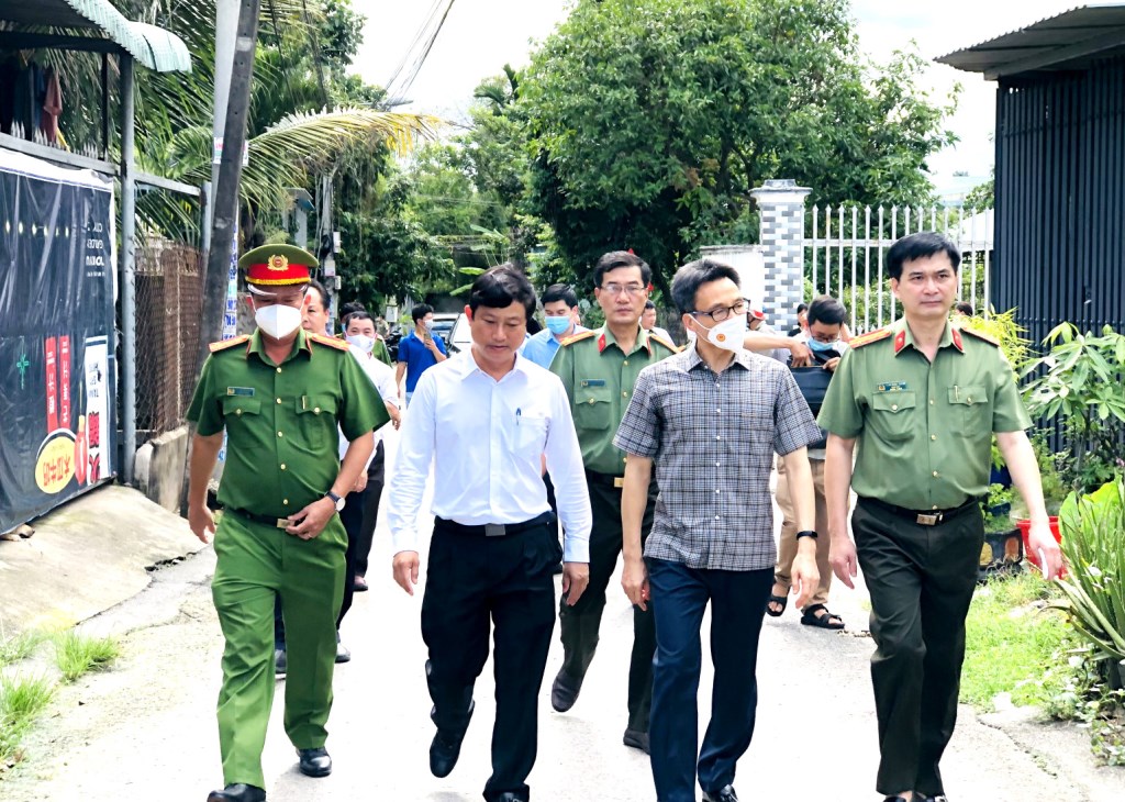 Phó Thủ tướng Vũ Đức Đam và đồng chí Võ Văn Minh đến thăm viếng, chia buồn gia định nạn nhân.