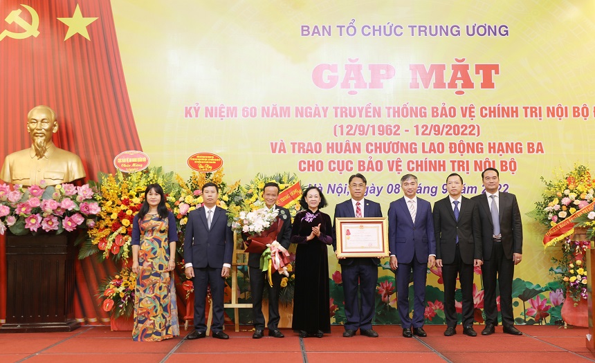 Đ/c Trương Thị Mai trao Huân chương Lao động hạng Ba cho Cục Bảo vệ chính trị nội bộ.