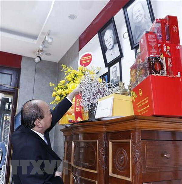 Chủ tịch nước Nguyễn Xuân Phúc tới dâng hương tưởng niệm cố Chủ tịch nước Tôn Đức Thắng. (Ảnh: Thống Nhất/TTXVN).
