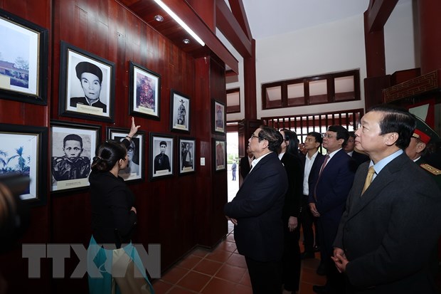 Thủ tướng Phạm Minh Chính thăm không gian trưng bày ảnh và tư liệu, hiện vật về cố Thủ tướng Phạm Văn Đồng. (Ảnh: Dương Giang/TTXVN).