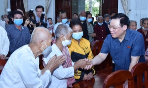 Chủ tịch Quốc hội Vương Đình Huệ thăm, tặng quà Tết tại tỉnh An Giang