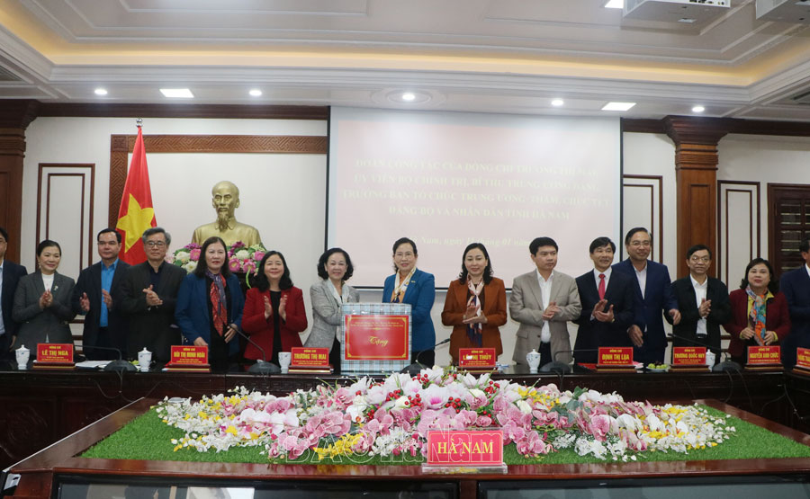 Đồng chí Trưởng Ban Tổ chức Trung ương cùng Đoàn công tác tặng quà Tết Đảng bộ, chính quyền và nhân dân tỉnh Hà Nam.