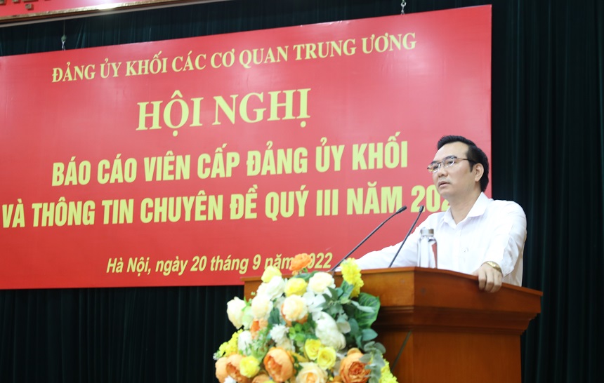 Đ/c Nguyễn Minh Chung, Ủy viên BTV, Trưởng ban Tuyên giáo Đảng ủy Khối Các cơ quan Trung ương phát biểu tại hội nghị thông tin chuyên đề quý III-2022.