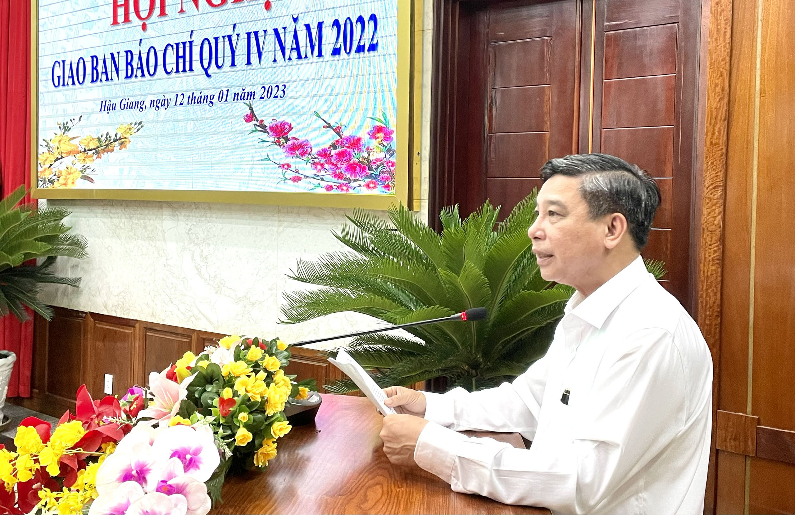Đồng chí Đồng Văn Thanh - Chủ tịch UBND tỉnh Hậu Giang phát biểu tại Hội nghị giao ban báo chí.