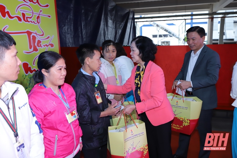 Đồng chí Trưởng Ban Tổ chức Trung ương Trương Thị Mai tặng quà tết cho công nhân nghèo tại Công ty TNHH Giày Roll Sport Việt Nam.