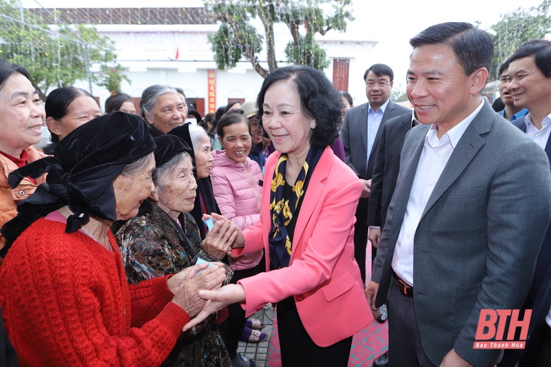Đồng chí Trưởng Ban Tổ chức Trung ương Trương Thị Mai thăm hỏi tình hình đời sống người dân giáo xứ Phúc Lãng, xã Quảng Trường (Quảng Xương).
