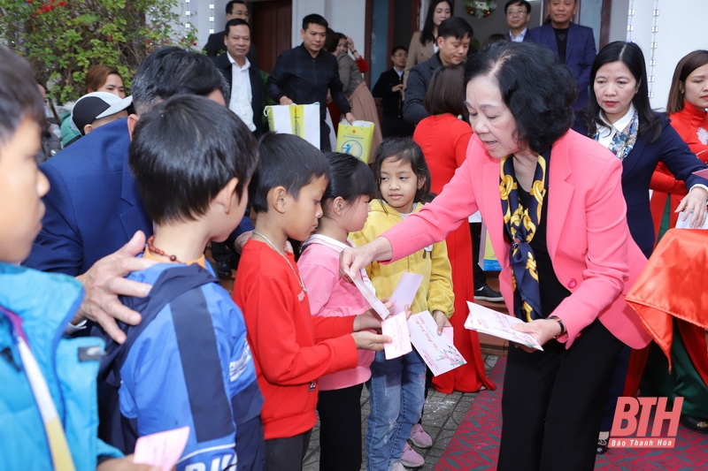 Đồng chí Trương Thị Mai tặng quà cho các em học sinh nghèo ở giáo xứ Phúc Lãng, xã Quảng Trường (Quảng Xương).