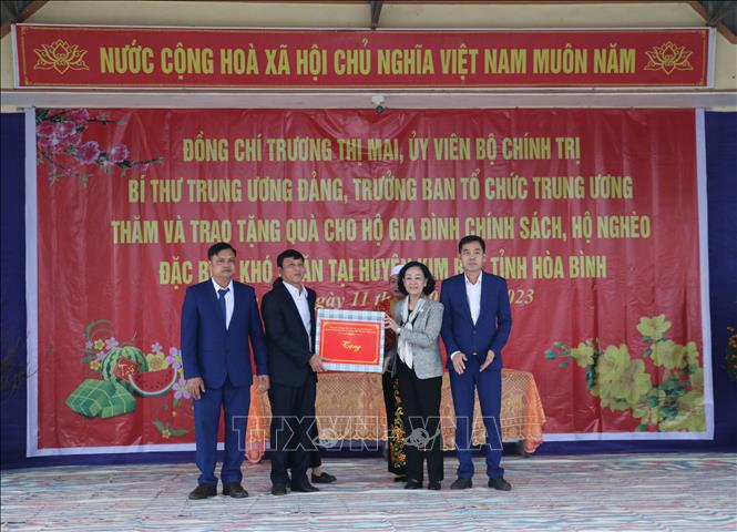 Trưởng Ban Tổ chức Trung ương Trương Thị Mai tặng quà cho chính quyền địa phương xã Kim Bôi, huyện Kim Bôi, Hòa Bình.