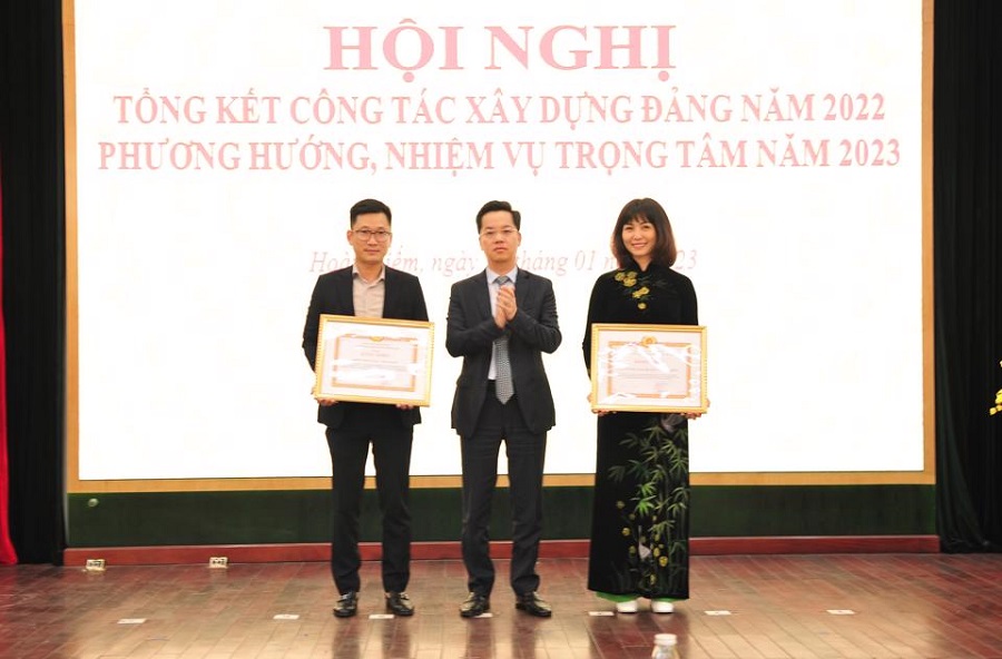 Đồng chí Bí thư Quận ủy trao bằng khen của Thành ủy Hà Nội cho tập thể Ban Tuyên giáo quận ủy Hoàn Kiếm và Phòng Kinh tế quận Hoàn Kiếm.