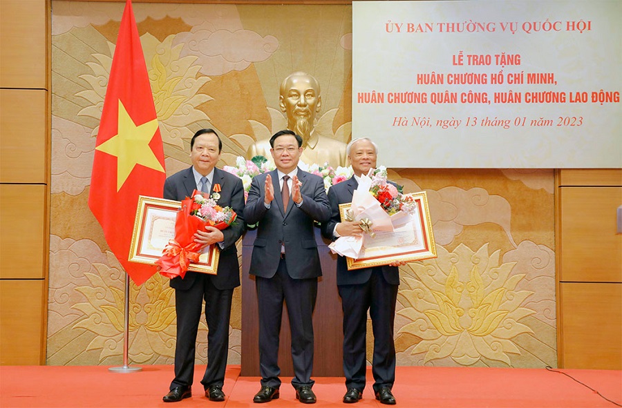 Chủ tịch Quốc hội Vương Đình Huệ trao Huân chương Hồ Chí Minh cho nguyên Phó Chủ tịch Quốc hội Uông Chu Lưu và nguyên Phó Chủ tịch Quốc hội Huỳnh Ngọc Sơn.