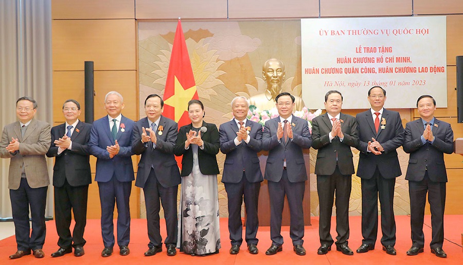 Chủ tịch Quốc hội Vương Đình Huệ với các đại biểu chụp ảnh ảnh lưu niệm.